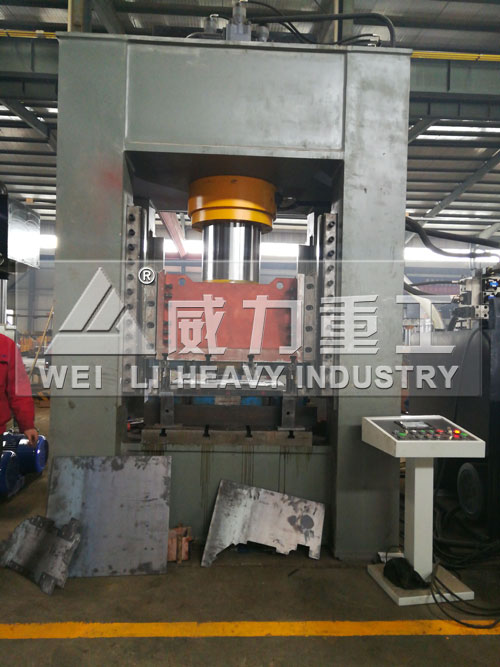500噸框架式液壓沖床車間生產(chǎn)中